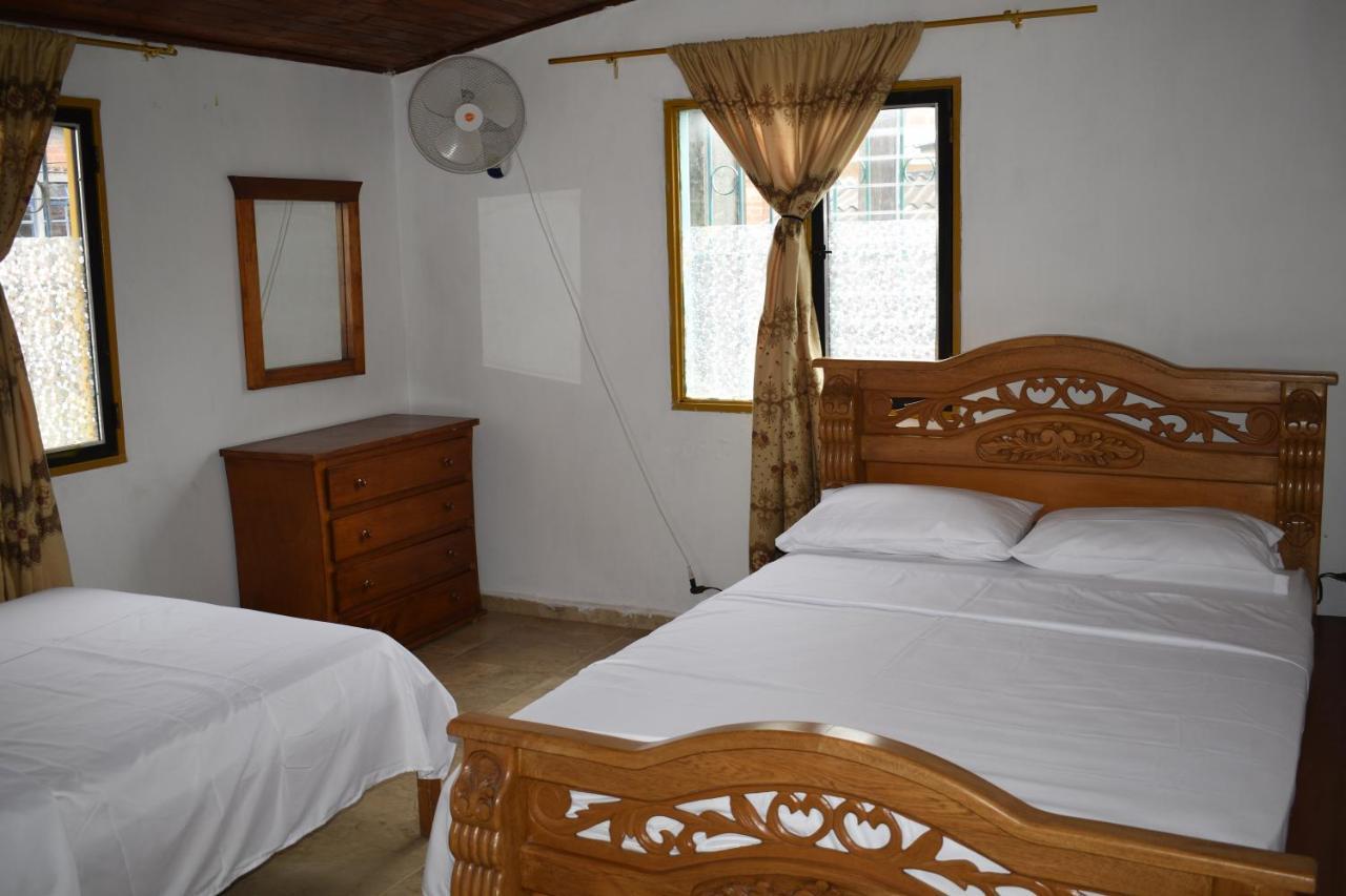 Appartement Artesanos Y Turistas à Guatapé Extérieur photo